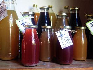 Les bouteilles de jus de fruits