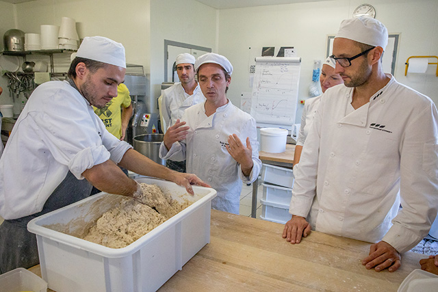 la main à la pâte à l'école de Noyers sur Jabron