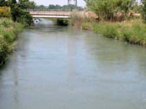 l'eau des canaux irrigue la Provence