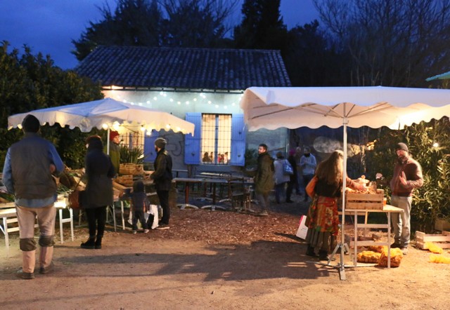 le marché paysan devant le café Au Maquis