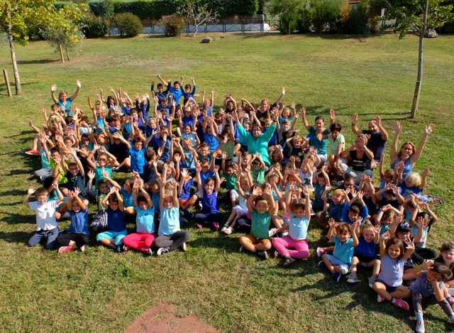 les élèves de l'école Val de Sibourg chantent pour le climat