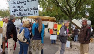 Discussion sur le marché de Coustellet à l'initiative de l'ADEAR