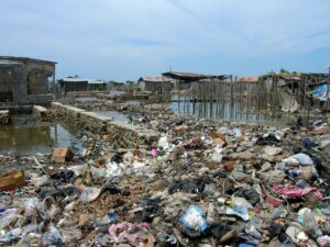 1200px-Solid_waste_used_to_build_a_road Bleu Tomate