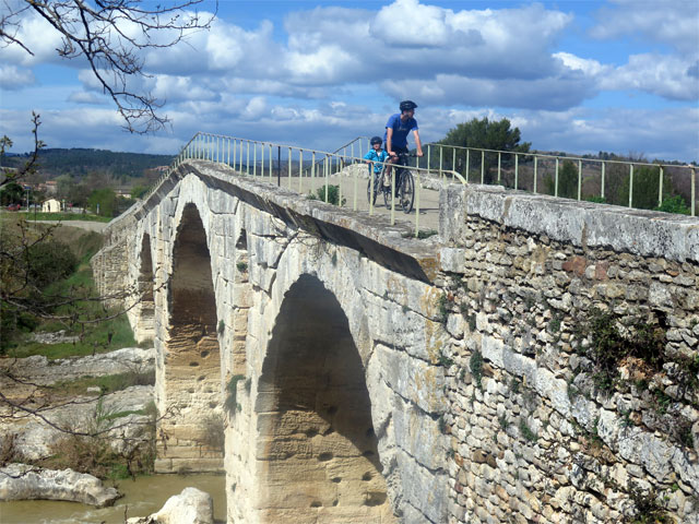 A Bonnieux, le pont Julien