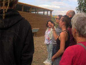 Laura a construit le bâtiment pour abriter les poules