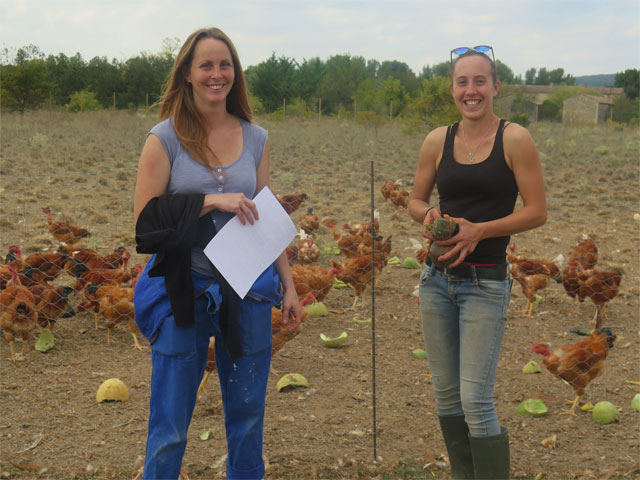 Samantha Laura et leurs poules