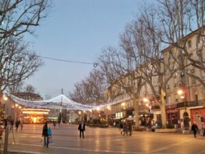 Avignon_-_Place_de_l'horloge_2 Bleu Tomate