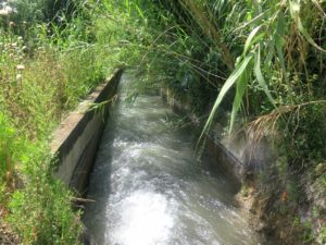 l'eau coule dans les canaux en Provence