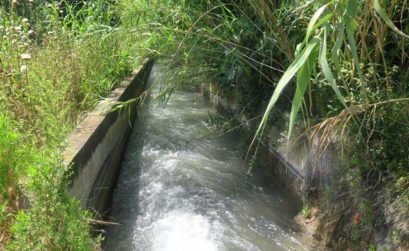 l'eau coule dans les canaux en Provence