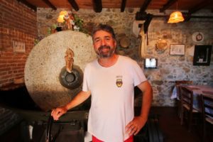 Ugo Sergi et sa meule à olives