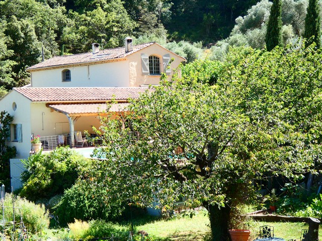 le domaine des Escalavins dans la forêt