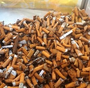 l'urne pleine de mégots