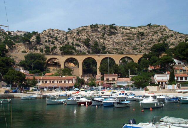 Le train régional est une excellente manière de découvrir les territoires. Ici le viaduc ferroviaire de la ligne Marseille-Martigues, par la côte Bleue. Crédit Philippe Bourget