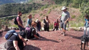 A la découverte des curiosités géologiques des gorges de Daluis. Crédit Mercantour Ecotourisme Bleu Tomate