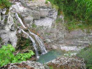 Une cascade dans le Haut-Verdon, espace de pleine nature propice aux randonnées naturalistes. Crédit Philippe Bourget Bleu Tomate
