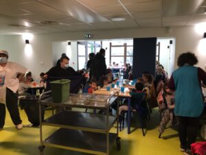A la cantine, les enfants pèsent les déchets. En moyenne 40 grammes par assiette contre 170 grammes dans une cantine classique © mairie de Lauris Bleu Tomate le mag