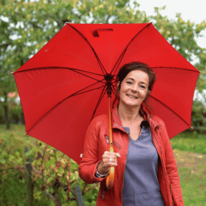 Valérie-parapluie rouge 2020 Bleu Tomate le mag