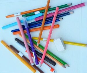 le cartable sain contient des crayons et des feutres les moins polluants possible