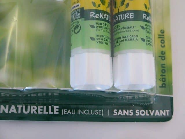 dans un cartable sain, de la colle sans solvants est préférable