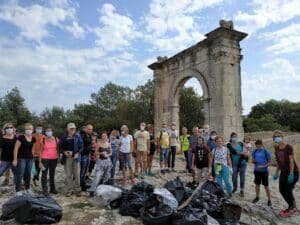 Quatre campagnes de ramassage des déchets réunissent chaque année les citoyens volontaires©Ville de St Chamas Bleu Tomate