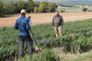 Jérôme interroge les acteurs du territoire pour partager leurs bonnes pratiques, comme ici, sur le plateau de Valensole© Parc naturel régional du Verdon Bleu Tomate