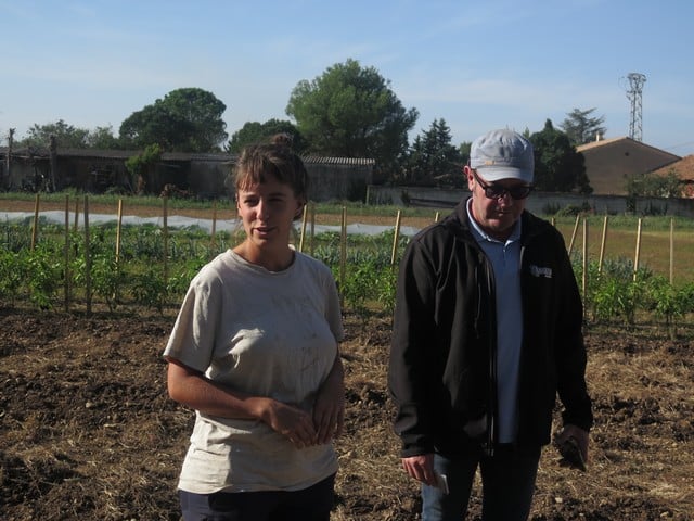 Loena Bautista la maraîchère et François Vachet, chargé du projet S'aime la Terre pour l'association Anatoth présentent la ferme