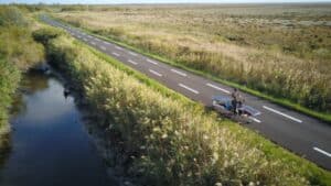 Jérôme Zindy sur son vélo solaire en Camargue