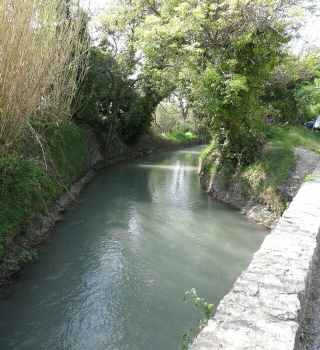 La Crau est alimentée par le canal