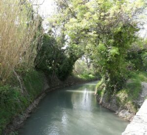 La Crau est alimentée par le canal