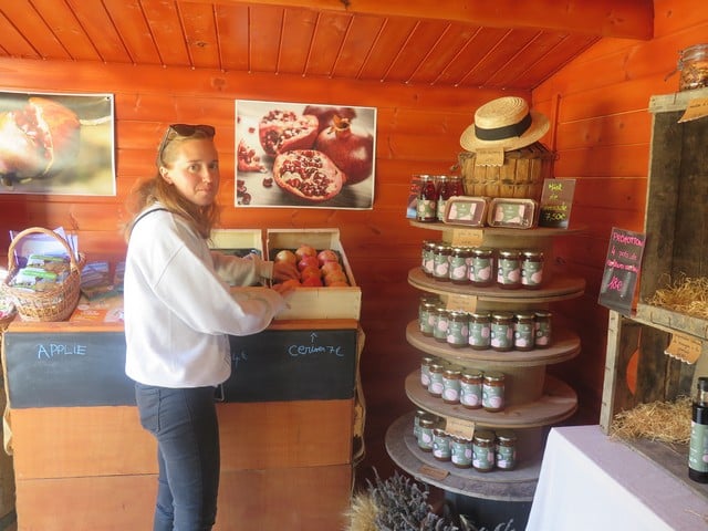 Coralie Arnaud dans sa boutique à la ferme