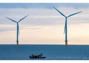 éoliennes et bateau Bleu Tomate