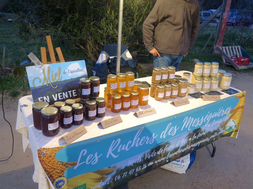 le stand des différents miels de Philippe Péroni à Lauris