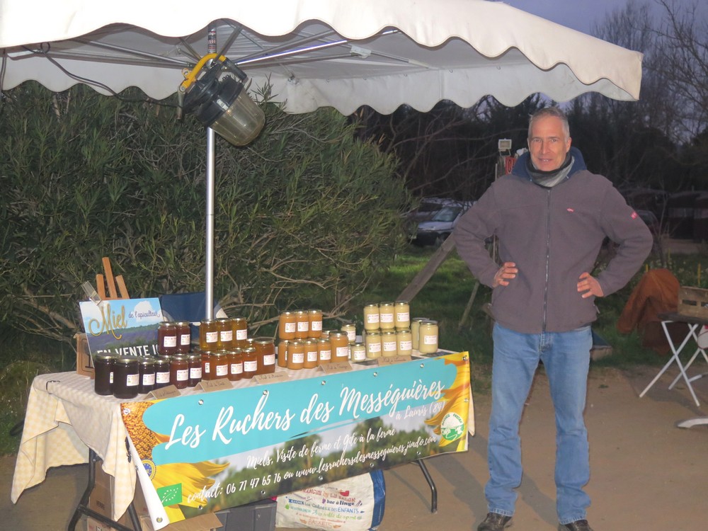 Philippe Péroni sur son stand au marché de Lauris