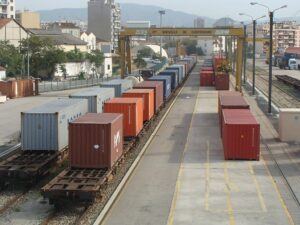 Portique conteneurs à la gare du Canet, dans le Nord de Marseille
