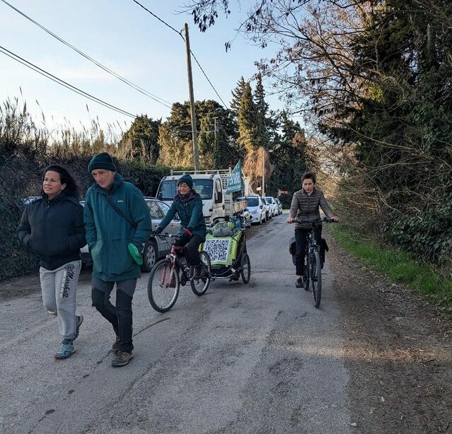 les marcheurs sont accompagnés à la sortie d'Avignon