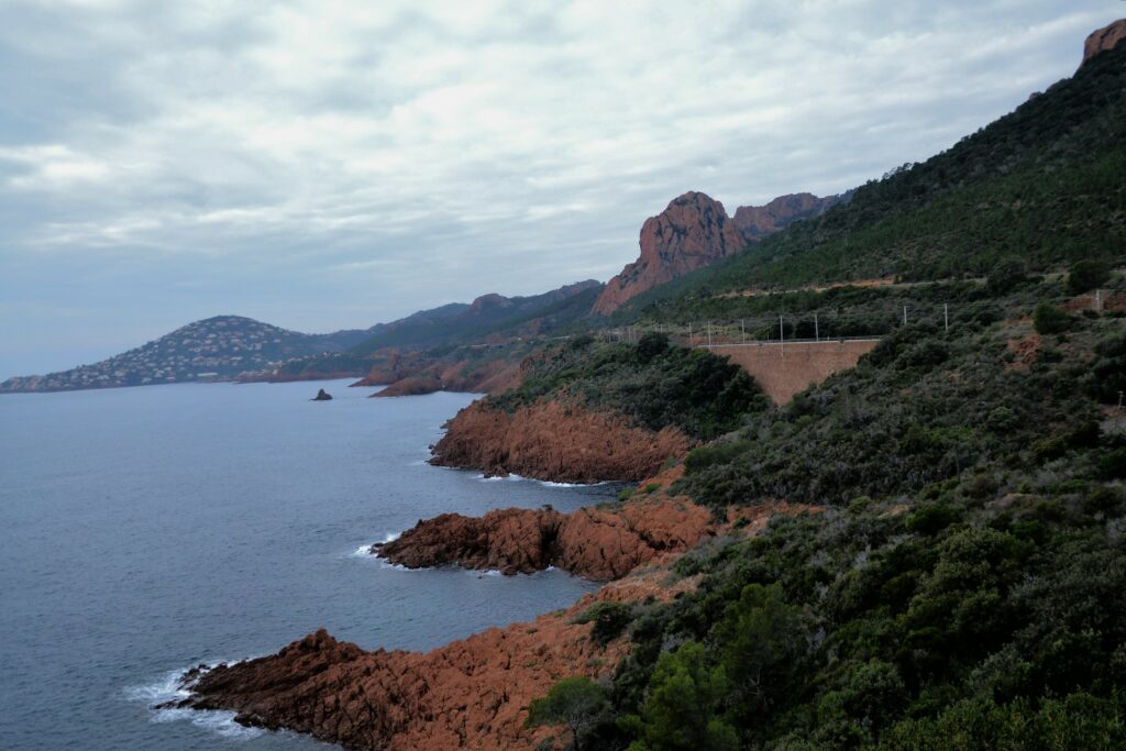 La côte rocheuse d'Antheor-Cap-Roux, dans les Alpes-Maritimes