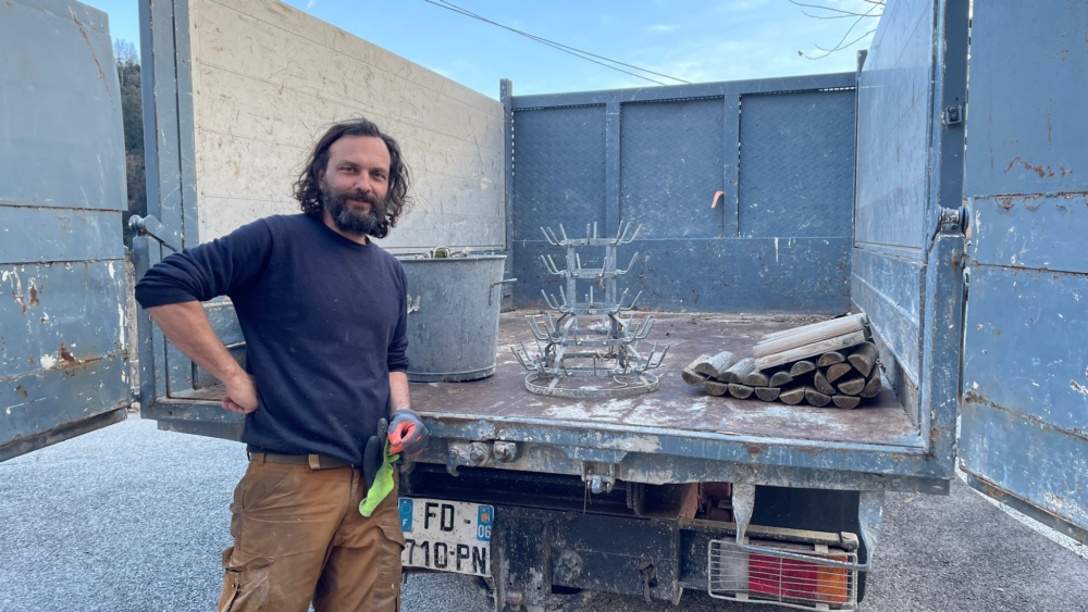 Jean-Marc Manivet, président des Amis de l'Estéron devant le camion