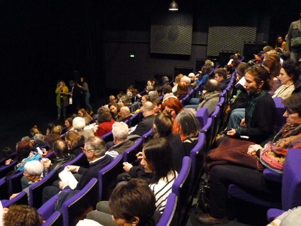 La salle du Téâtre Durance pleine pour la restitution des ateliers.