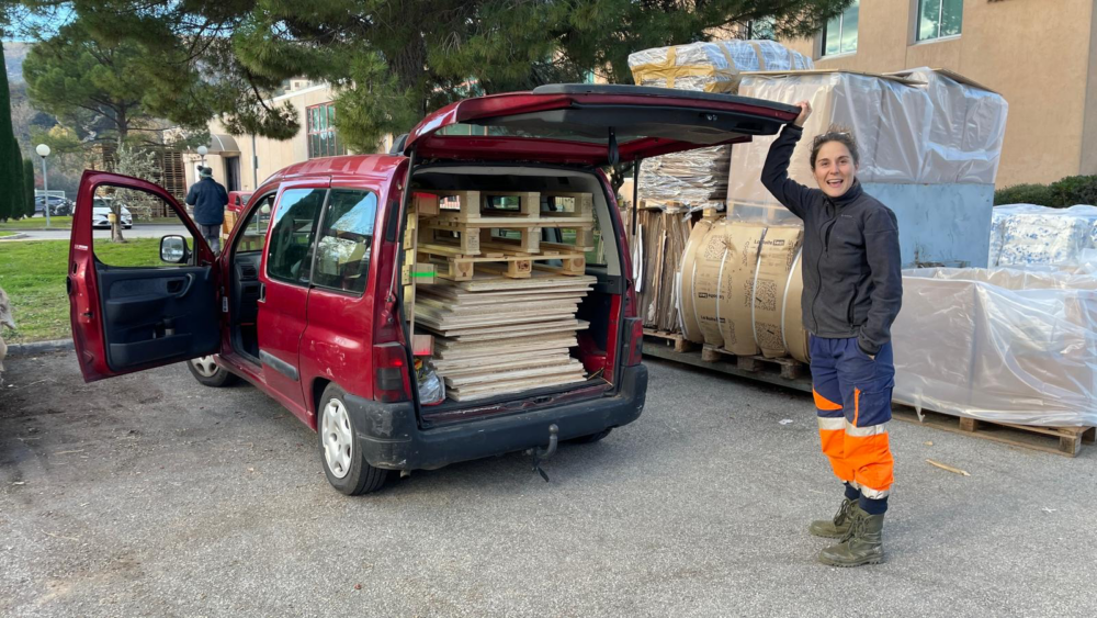 les membres du projet Recyclou récupèrent du contreplaqué dans une voiture