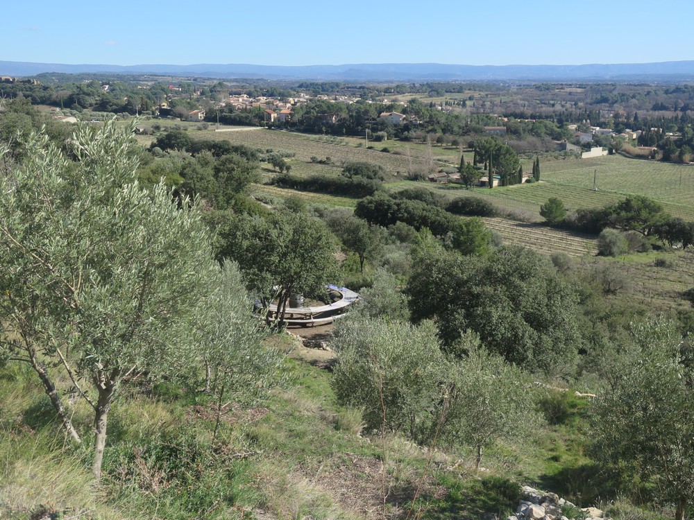 Depuis le plateau des Courens, les murs de pierres courent sur la pente, face à la plaine de Beaumes-de-Venise (84)