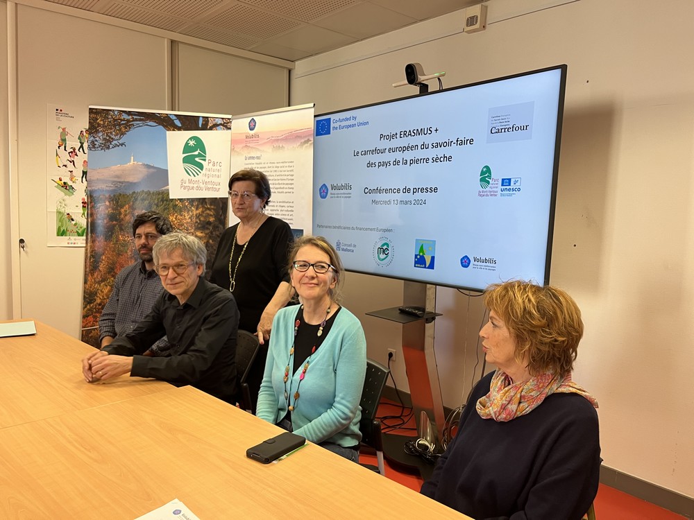 Les quatre représentants des régions européennes signataires du Programme Erasmus+ et la présidente du PNR Ventoux Jacqueline Bouyac, debout 