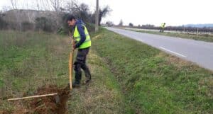 Creuser une tranchée et planter des piquets pour ensuite y attacher le filet de protection pour les crapauds