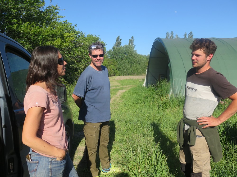 Emilie Barde discute avec Olivier et Nicolas Duguay