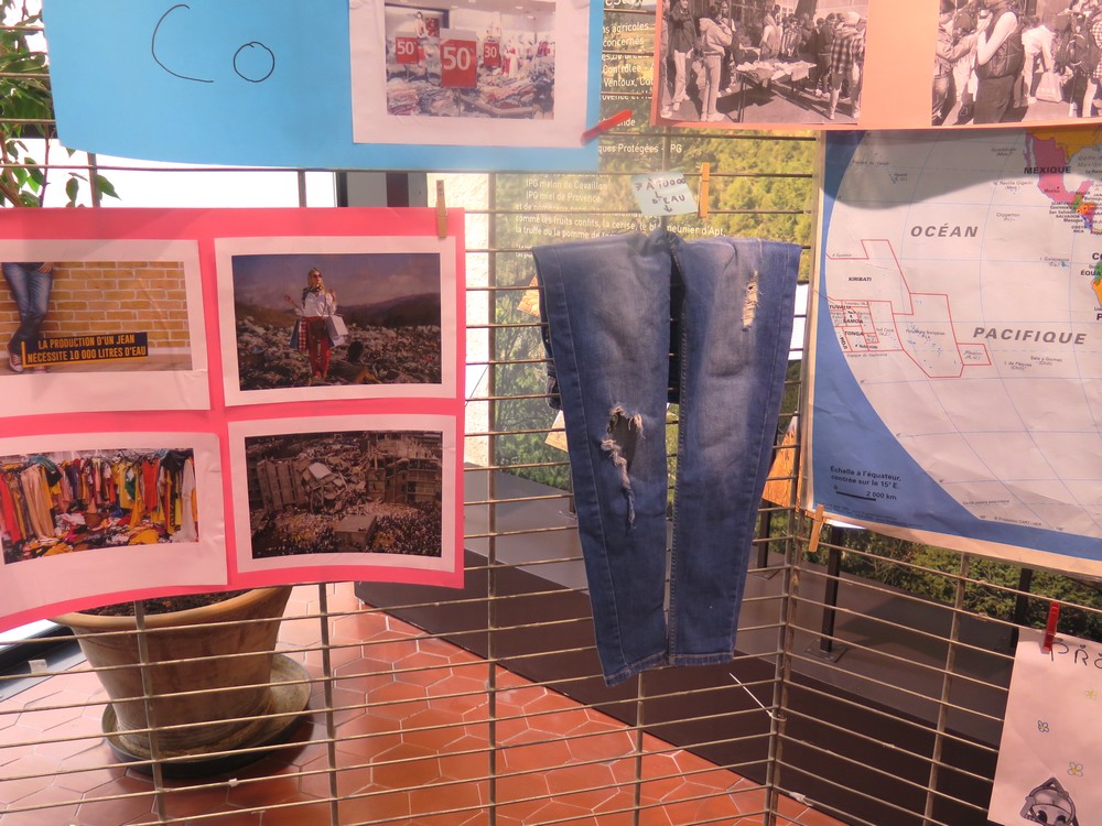 le stand du collège du Mt d'Or à Manosque sur la gratuiterie 