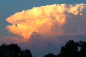 Colorful,Cumulonimbus,Cloud,At,Sunset.,Evening Bleu Tomate