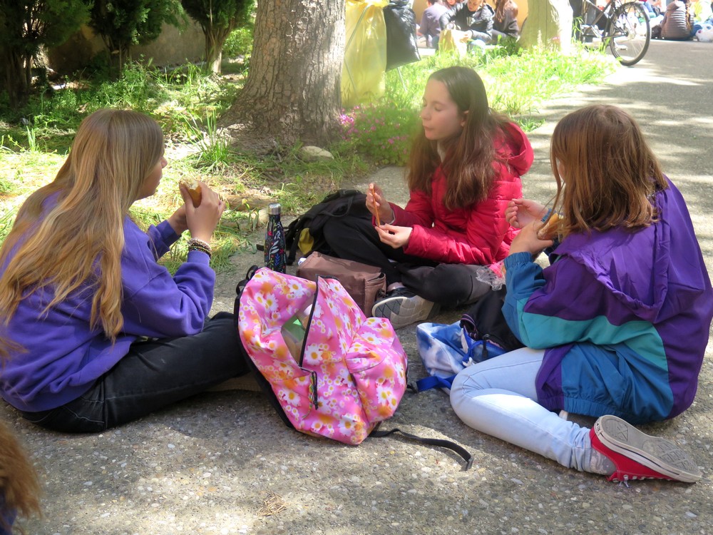 3 collégiennes pique-niquent dans le jardin de la Maison du Parc à Apt