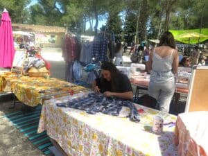 Emilie découpe une vieille chemise pour en faire un tablier