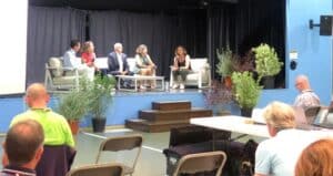 la tribune et le public