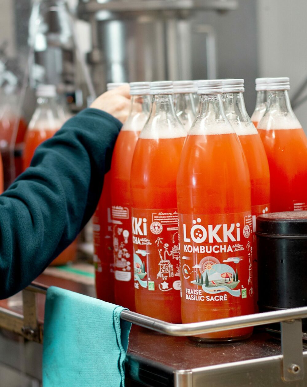 bouteilles de Kombucha sur la chaîne d'embouteillage