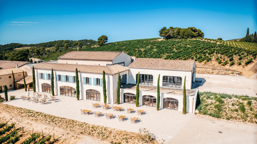 Caveau et bâtiments rénovés